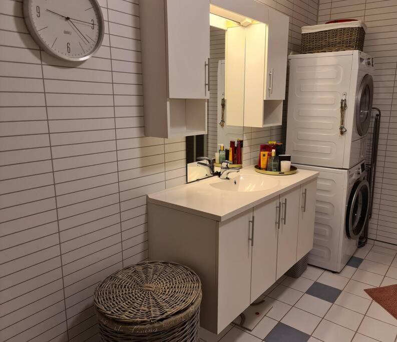 Koselig Og Moderne Leilighet, Meget Sentralt I Narvik Med Gratis Parkering! 외부 사진